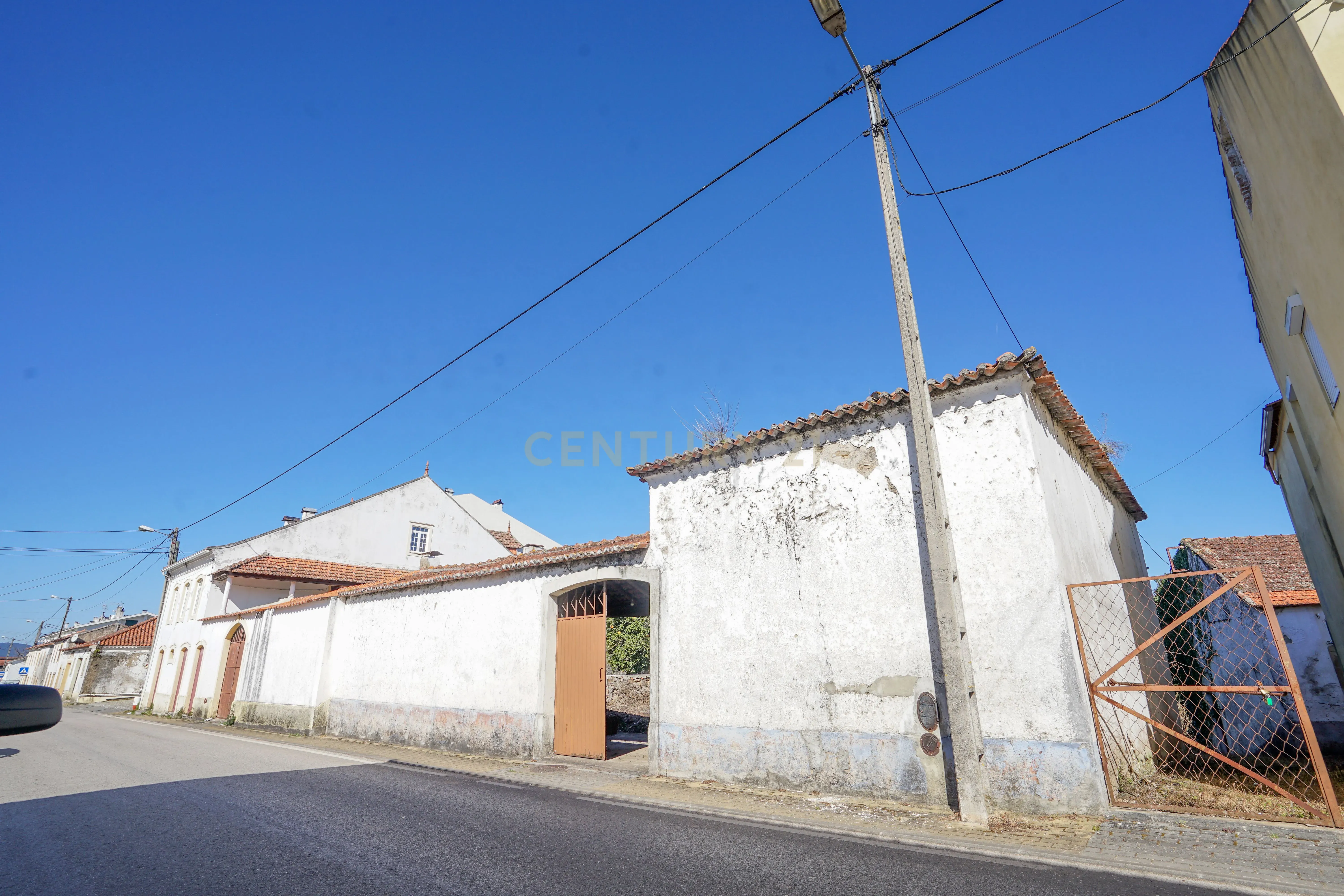 Quinta com lagar, telheiro, pátio, arrumos, terreno e poço numa localização excecional a 5 min. do centro da Lousã - Image 4