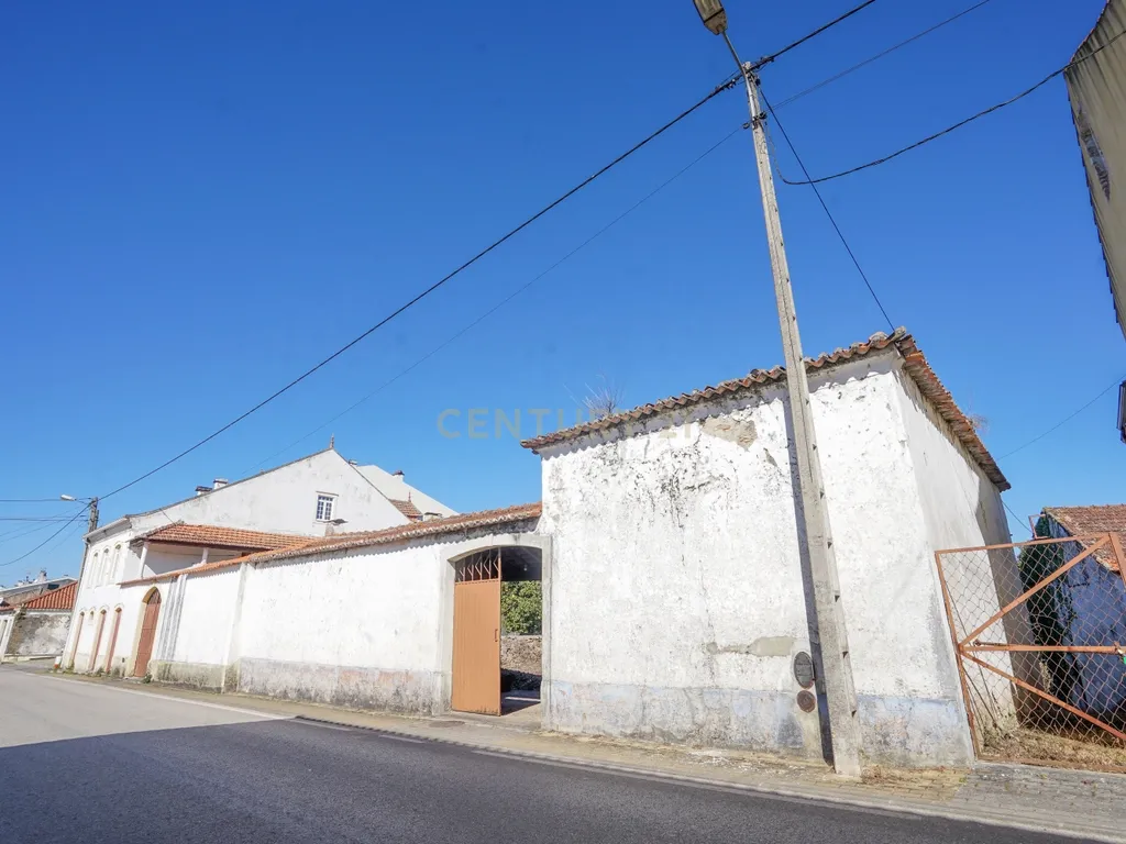 Quinta com lagar, telheiro, pátio, arrumos, terreno e poço numa localização excecional a 5 min. do centro da Lousã - Image 4