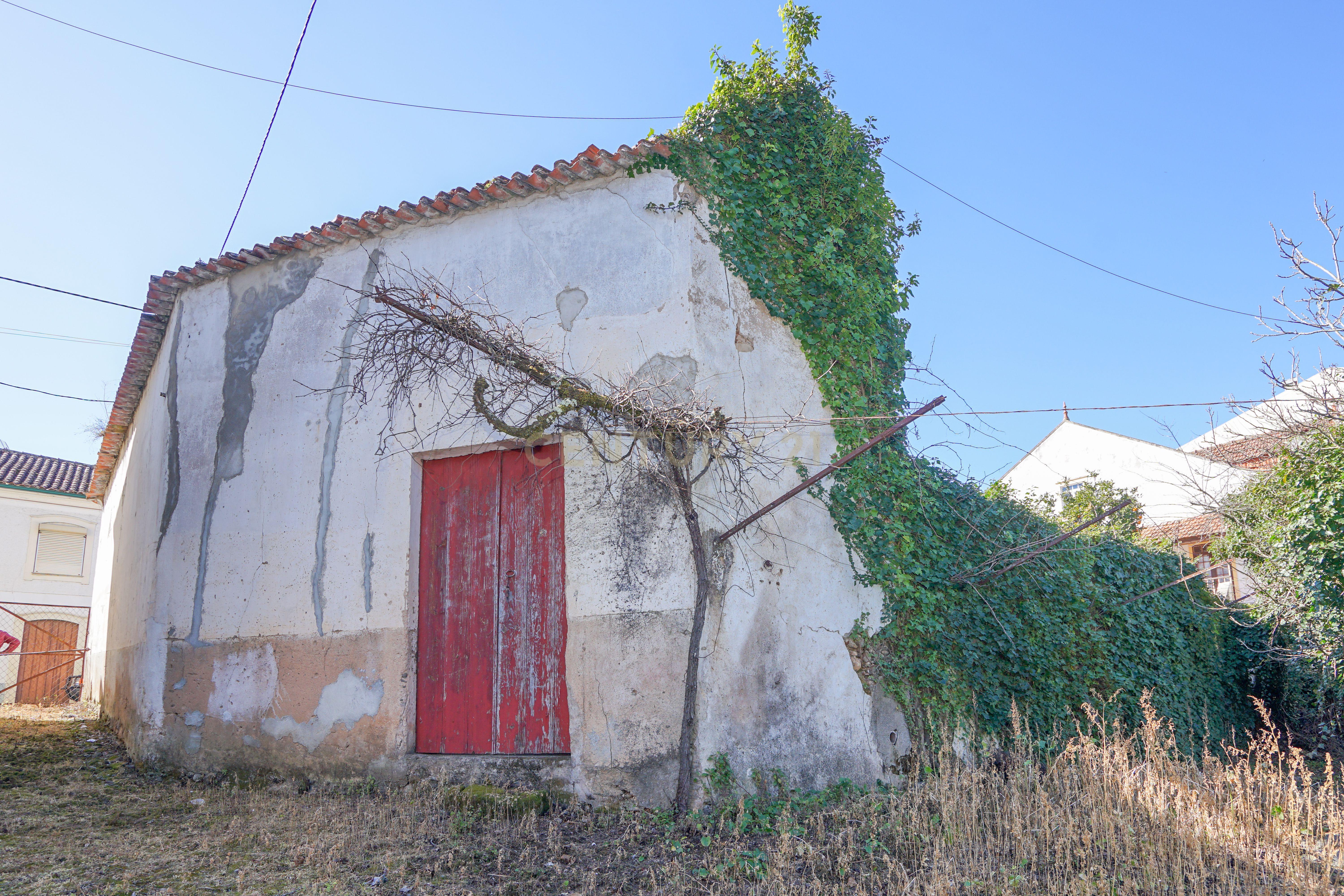 Quinta com lagar, telheiro, pátio, arrumos, terreno e poço numa localização excecional a 5 min. do centro da Lousã - Image 15