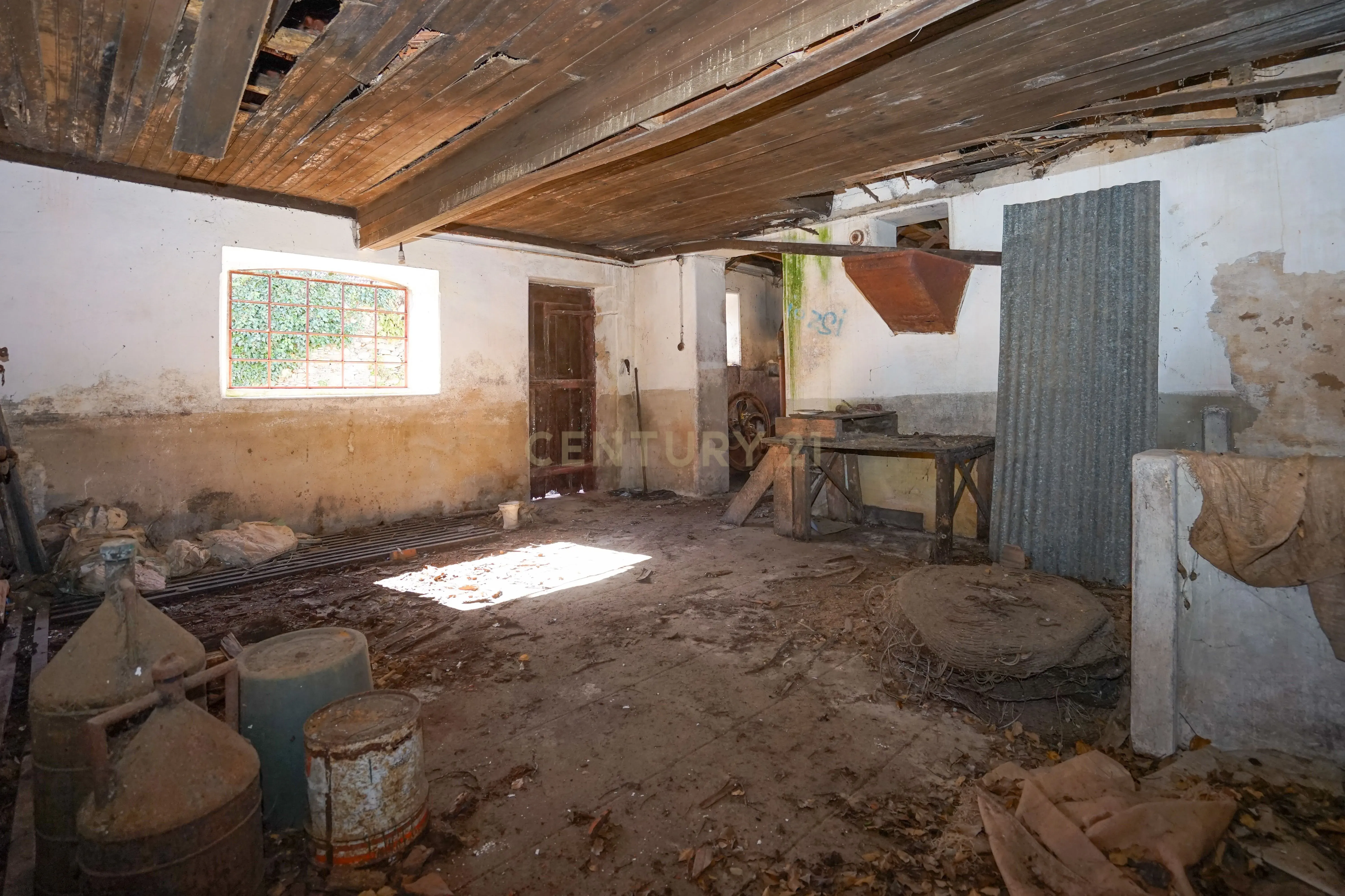 Quinta com lagar, telheiro, pátio, arrumos, terreno e poço numa localização excecional a 5 min. do centro da Lousã - Image 19