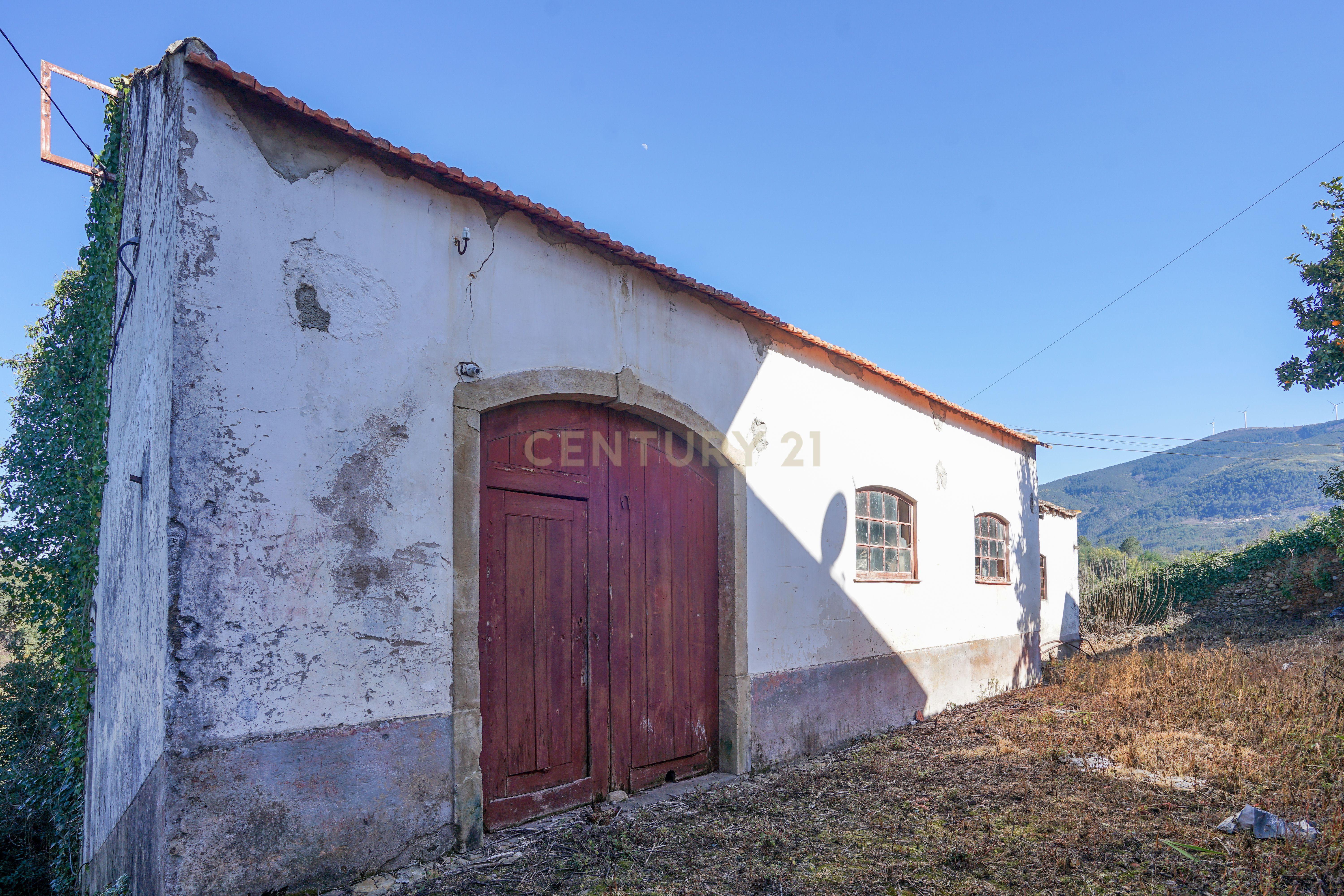 Quinta com lagar, telheiro, pátio, arrumos, terreno e poço numa localização excecional a 5 min. do centro da Lousã - Image 13