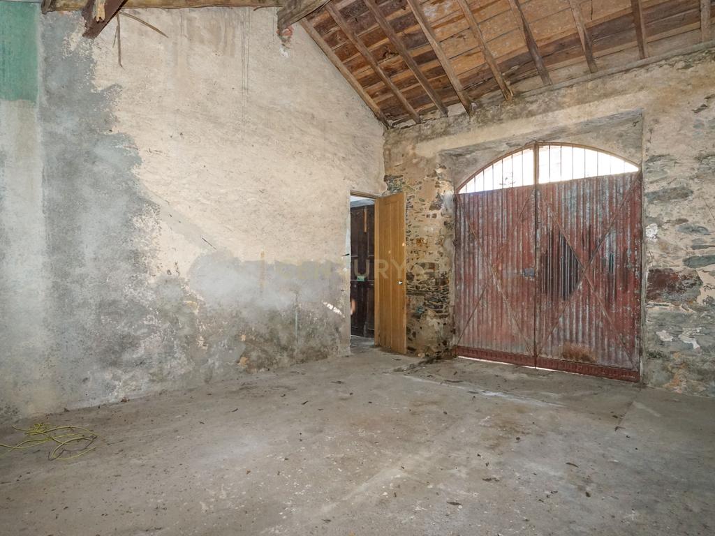 Moradia tradicional com pátio,adega,arrúmos,sotão,garagem ,terreno plano e poço numa localização exceptional a 5 min. de Lousã - Image 11