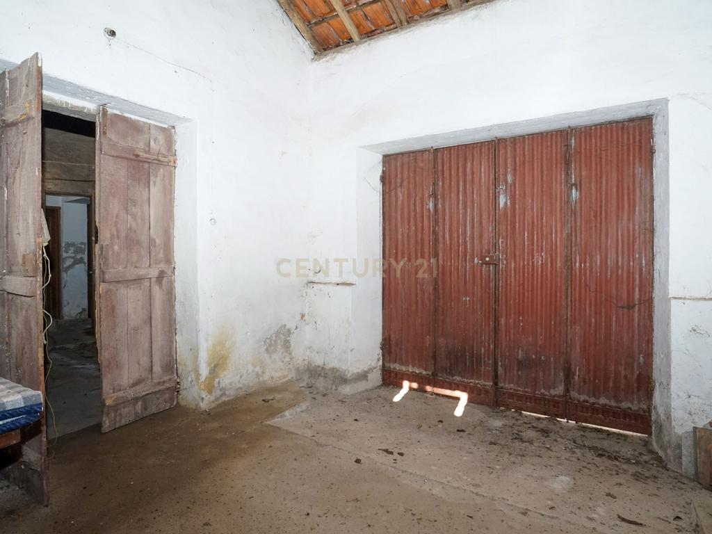Moradia tradicional com pátio,adega,arrúmos,sotão,garagem ,terreno plano e poço numa localização exceptional a 5 min. de Lousã - Image 12