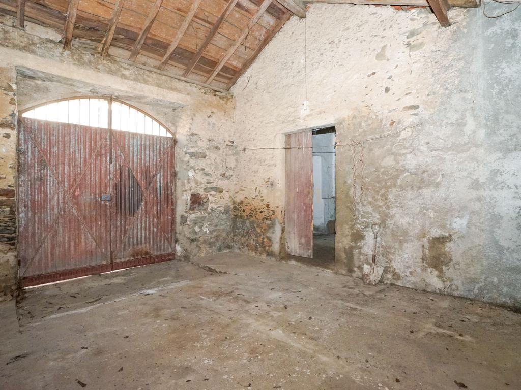 Moradia tradicional com pátio,adega,arrúmos,sotão,garagem ,terreno plano e poço numa localização exceptional a 5 min. de Lousã - Image 13