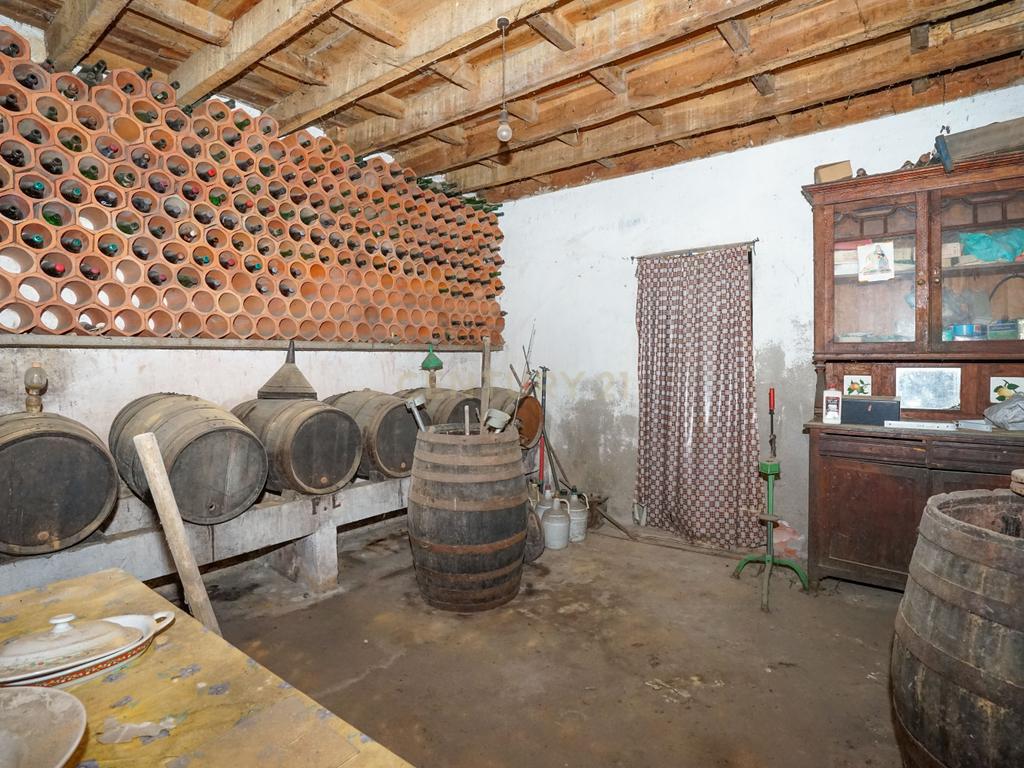 Moradia tradicional com pátio,adega,arrúmos,sotão,garagem ,terreno plano e poço numa localização exceptional a 5 min. de Lousã - Image 14