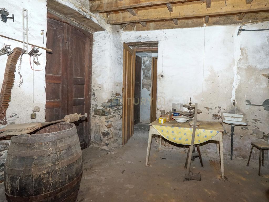 Moradia tradicional com pátio,adega,arrúmos,sotão,garagem ,terreno plano e poço numa localização exceptional a 5 min. de Lousã - Image 15