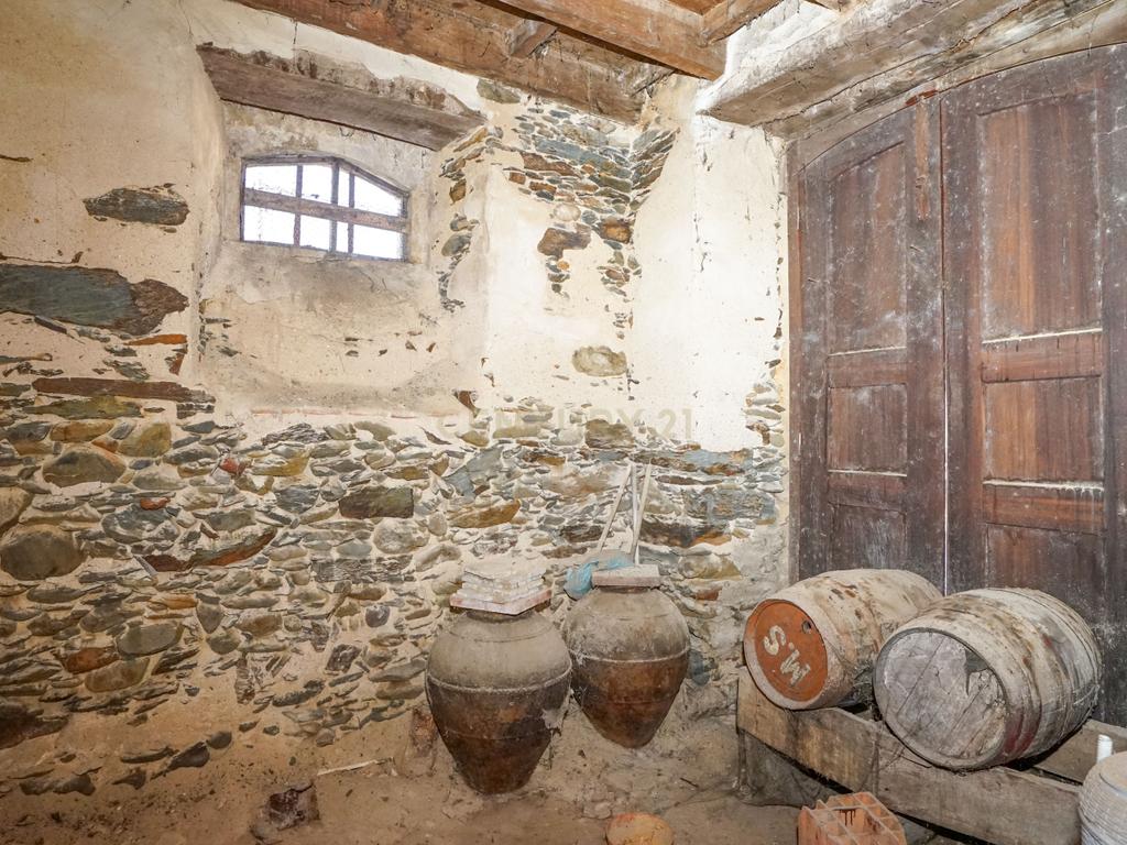 Moradia tradicional com pátio,adega,arrúmos,sotão,garagem ,terreno plano e poço numa localização exceptional a 5 min. de Lousã - Image 16