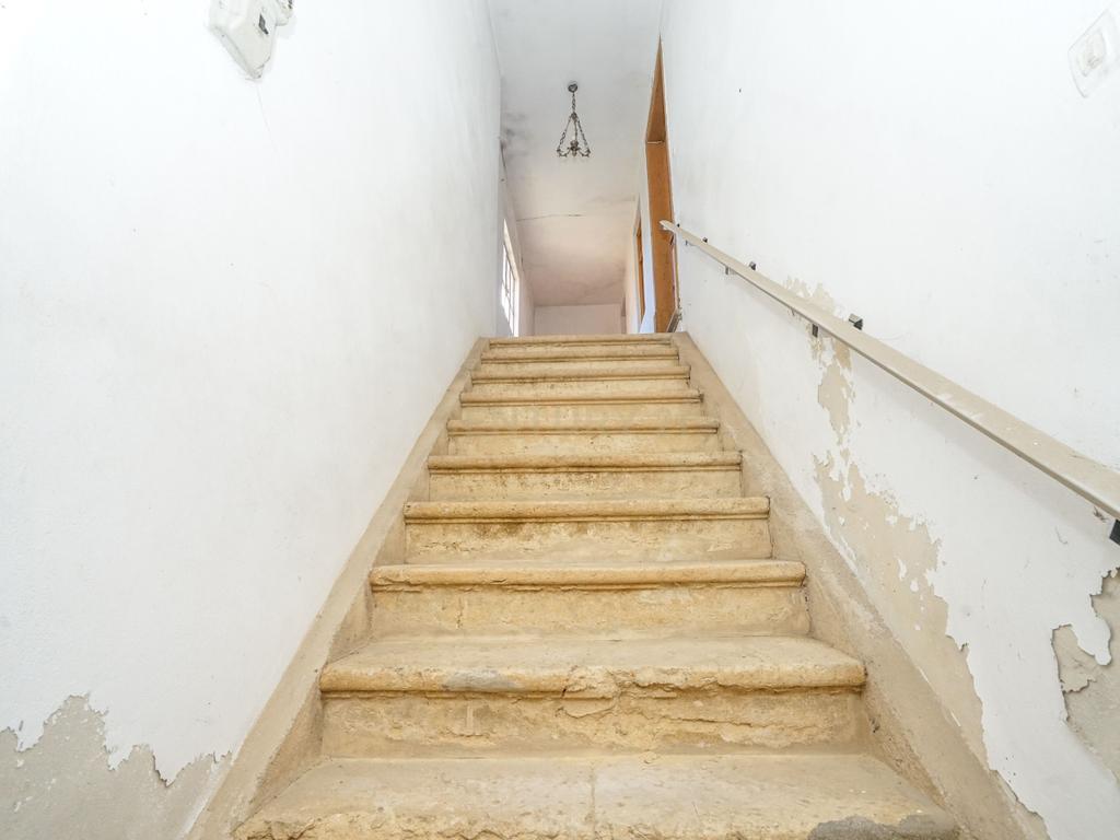 Moradia tradicional com pátio,adega,arrúmos,sotão,garagem ,terreno plano e poço numa localização exceptional a 5 min. de Lousã - Image 17