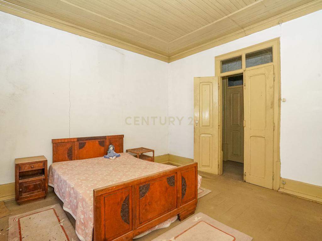 Moradia tradicional com pátio,adega,arrúmos,sotão,garagem ,terreno plano e poço numa localização exceptional a 5 min. de Lousã - Image 31