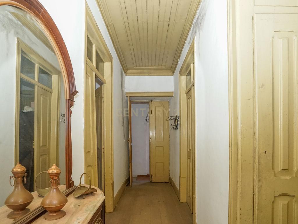Moradia tradicional com pátio,adega,arrúmos,sotão,garagem ,terreno plano e poço numa localização exceptional a 5 min. de Lousã - Image 27
