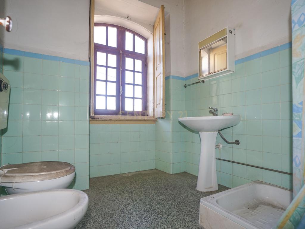 Moradia tradicional com pátio,adega,arrúmos,sotão,garagem ,terreno plano e poço numa localização exceptional a 5 min. de Lousã - Image 34