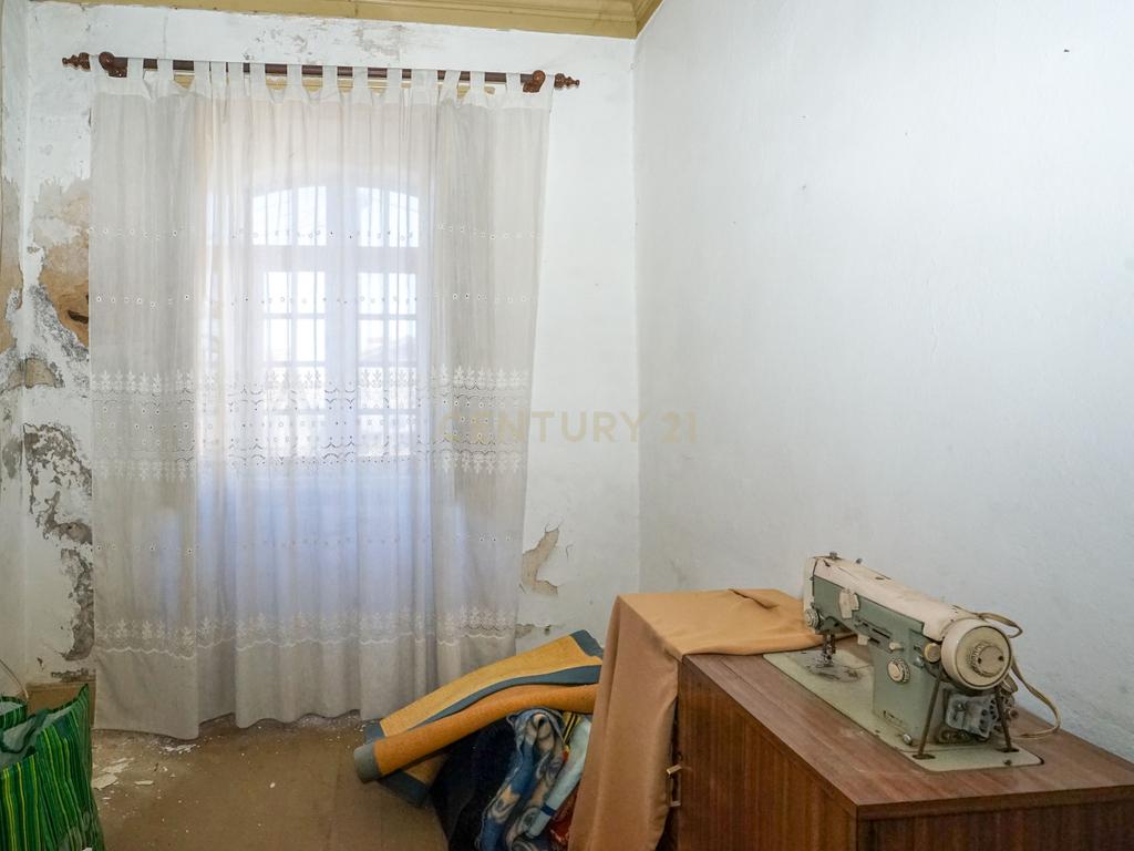 Moradia tradicional com pátio,adega,arrúmos,sotão,garagem ,terreno plano e poço numa localização exceptional a 5 min. de Lousã - Image 37