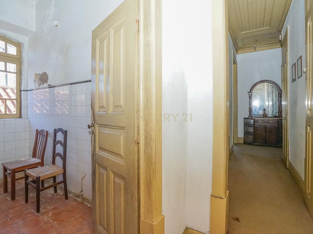 Moradia tradicional com pátio,adega,arrúmos,sotão,garagem ,terreno plano e poço numa localização exceptional a 5 min. de Lousã - Image 36