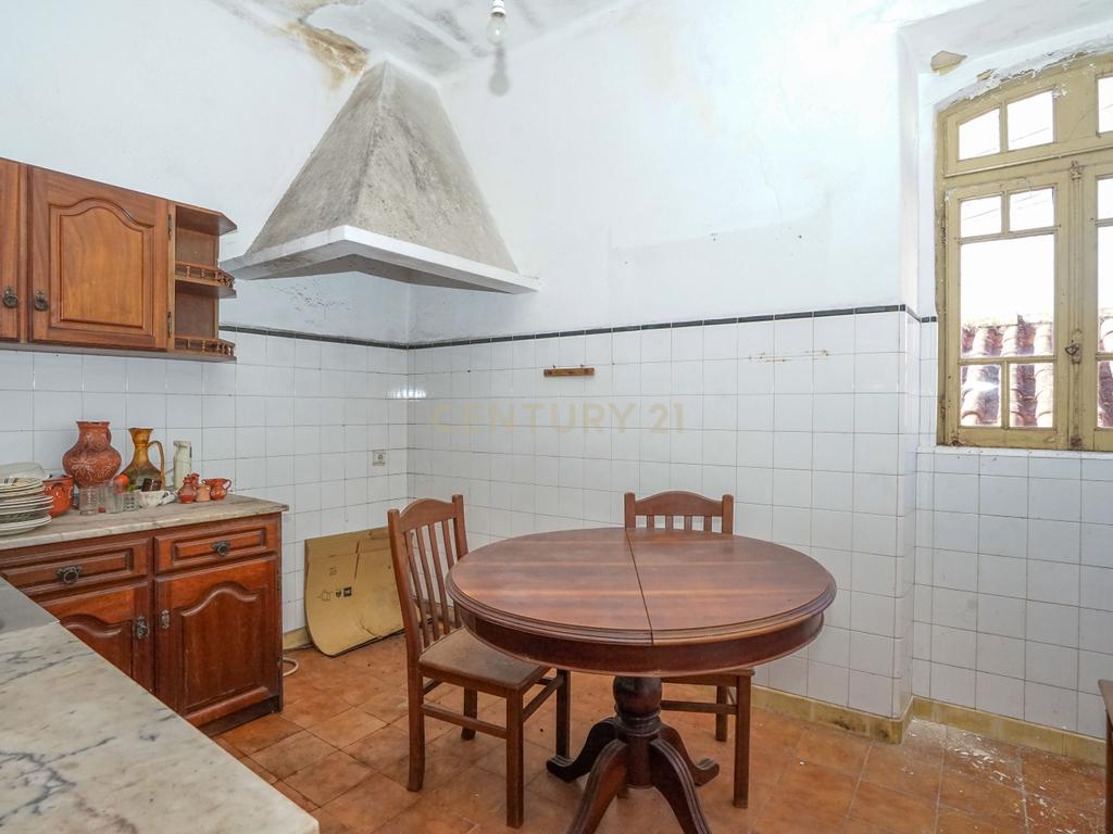 Moradia tradicional com pátio,adega,arrúmos,sotão,garagem ,terreno plano e poço numa localização exceptional a 5 min. de Lousã - Image 24