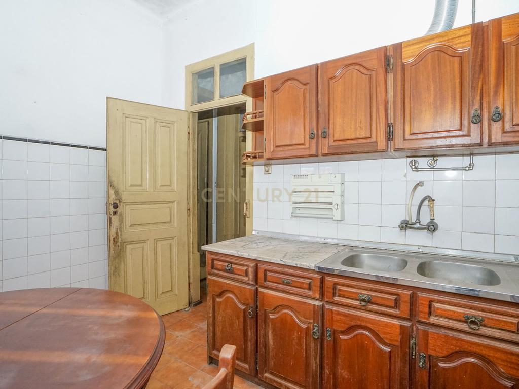 Moradia tradicional com pátio,adega,arrúmos,sotão,garagem ,terreno plano e poço numa localização exceptional a 5 min. de Lousã - Image 23