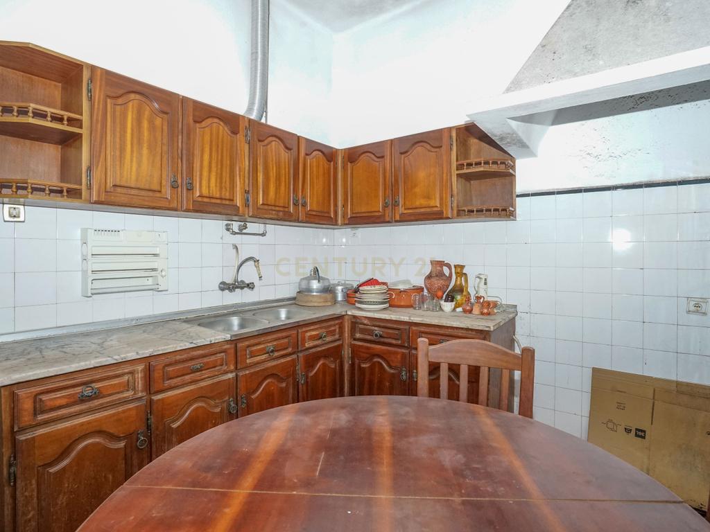Moradia tradicional com pátio,adega,arrúmos,sotão,garagem ,terreno plano e poço numa localização exceptional a 5 min. de Lousã - Image 4
