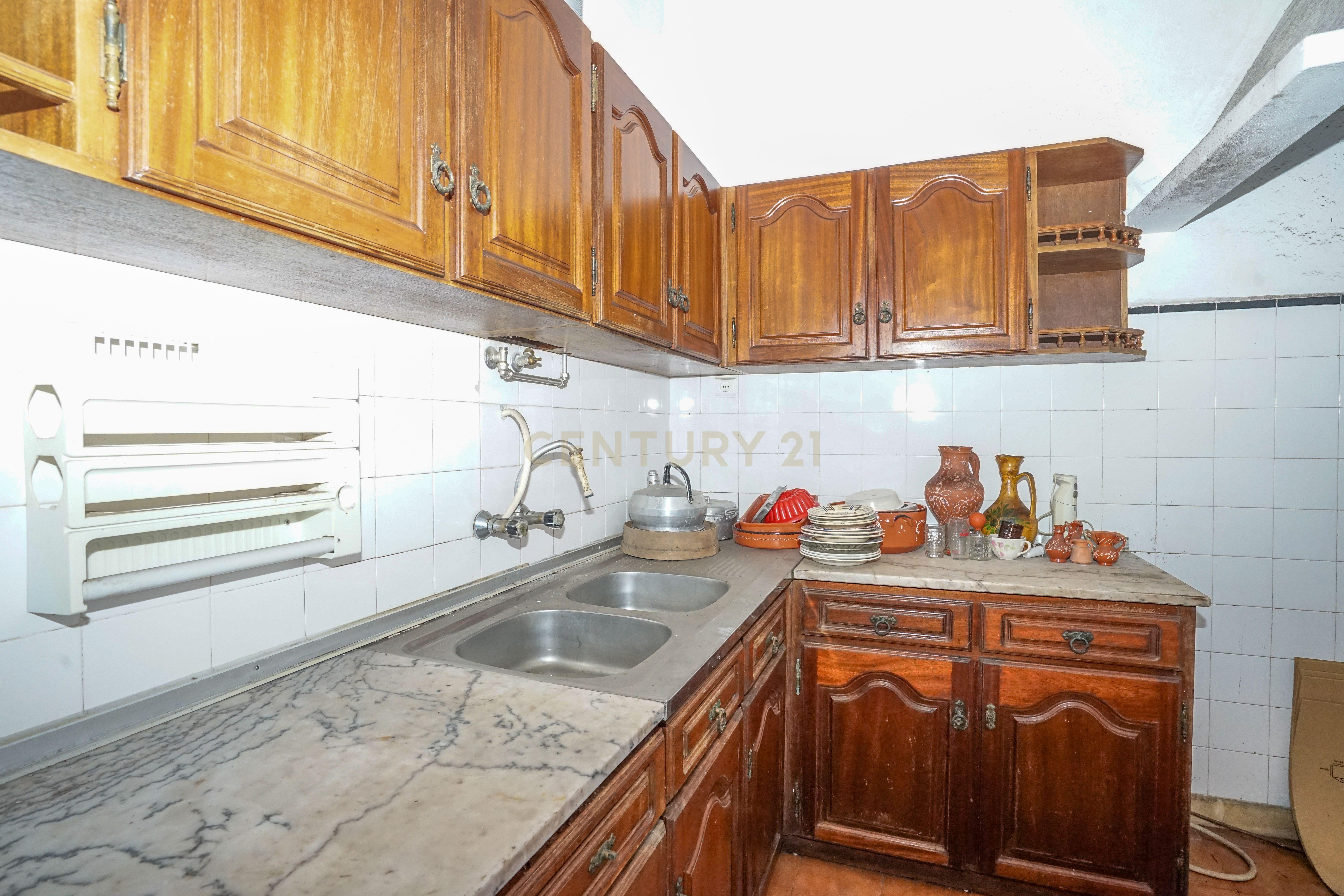 Moradia tradicional com pátio,adega,arrúmos,sotão,garagem ,terreno plano e poço numa localização exceptional a 5 min. de Lousã - Image 25