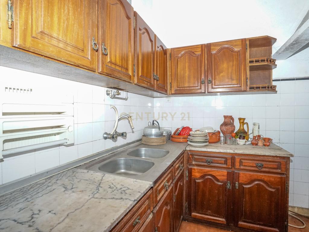 Moradia tradicional com pátio,adega,arrúmos,sotão,garagem ,terreno plano e poço numa localização exceptional a 5 min. de Lousã - Image 25
