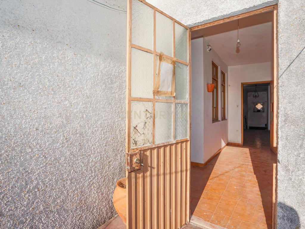 Moradia tradicional com pátio,adega,arrúmos,sotão,garagem ,terreno plano e poço numa localização exceptional a 5 min. de Lousã - Image 38