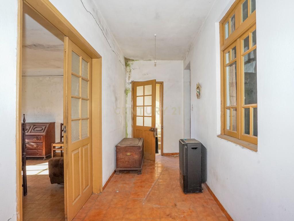 Moradia tradicional com pátio,adega,arrúmos,sotão,garagem ,terreno plano e poço numa localização exceptional a 5 min. de Lousã - Image 22