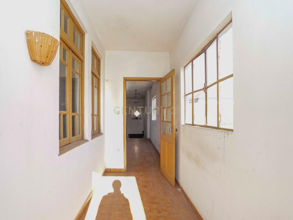 Moradia tradicional com pátio,adega,arrúmos,sotão,garagem ,terreno plano e poço numa localização exceptional a 5 min. de Lousã - Image 28