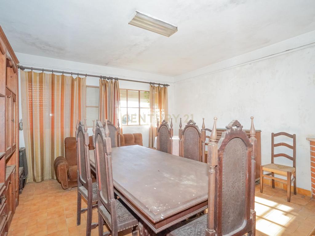 Moradia tradicional com pátio,adega,arrúmos,sotão,garagem ,terreno plano e poço numa localização exceptional a 5 min. de Lousã - Image 3