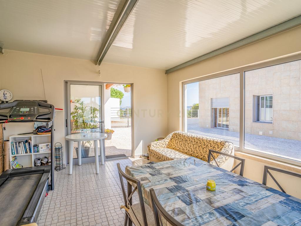 Quintinha única na vila de Gaeiras, com a vila de Óbidos no horizonte. - Image 62