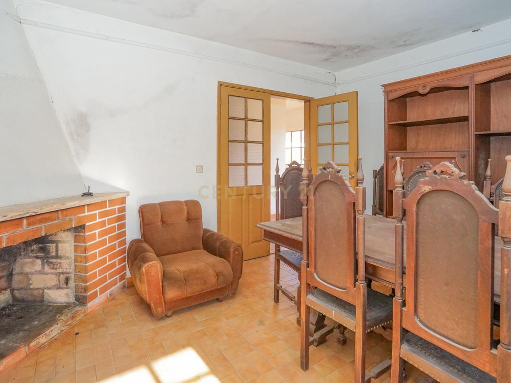 Moradia tradicional com pátio,adega,arrúmos,sotão,garagem ,terreno plano e poço numa localização exceptional a 5 min. de Lousã - Image 20