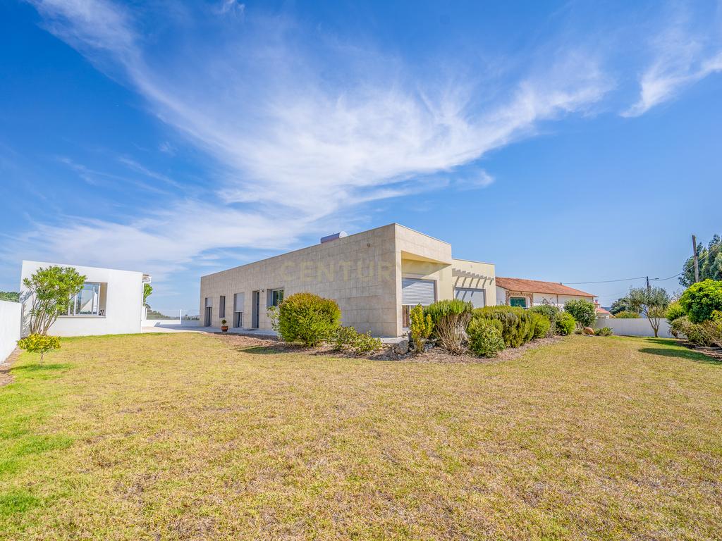 Quintinha única na vila de Gaeiras, com a vila de Óbidos no horizonte. - Image 2