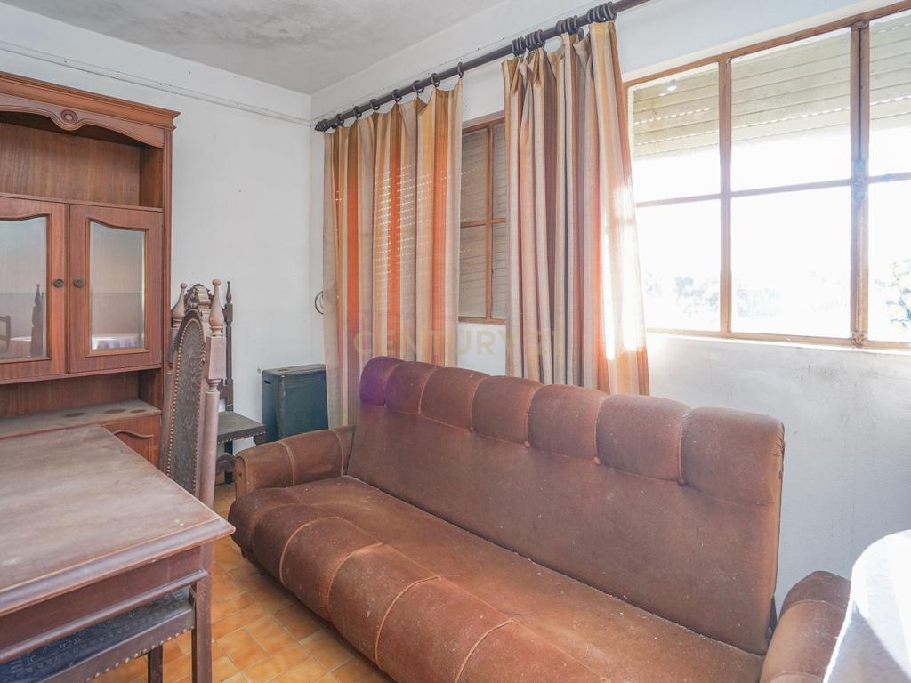 Moradia tradicional com pátio,adega,arrúmos,sotão,garagem ,terreno plano e poço numa localização exceptional a 5 min. de Lousã - Image 19