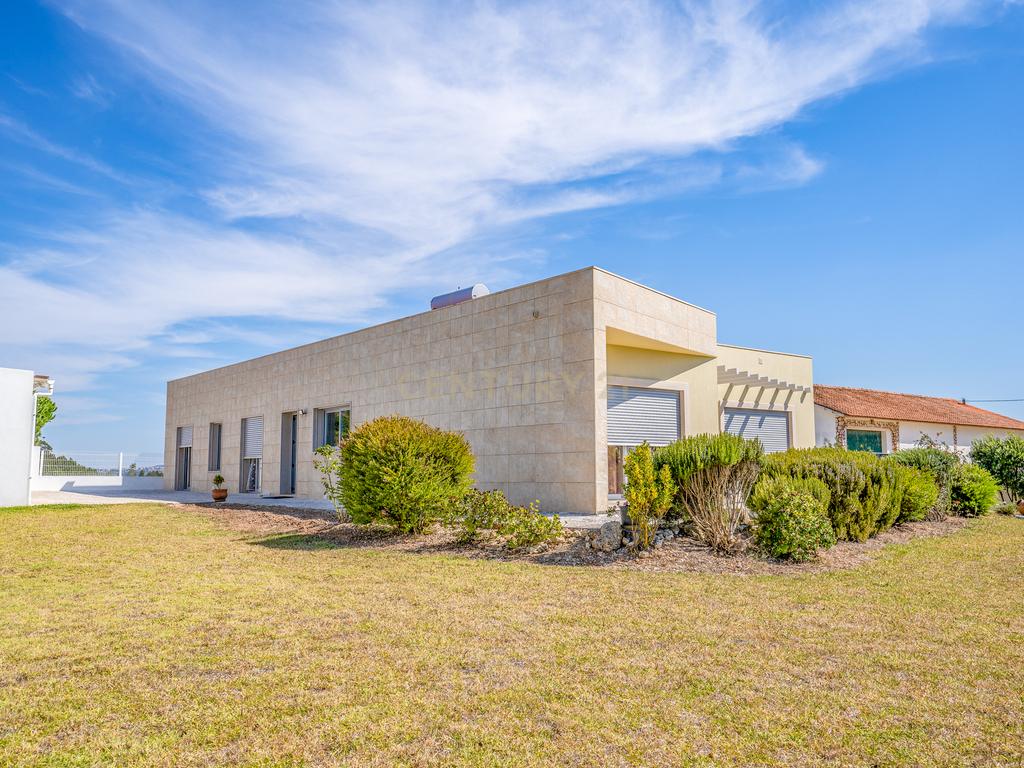 Quintinha única na vila de Gaeiras, com a vila de Óbidos no horizonte. - Image 1