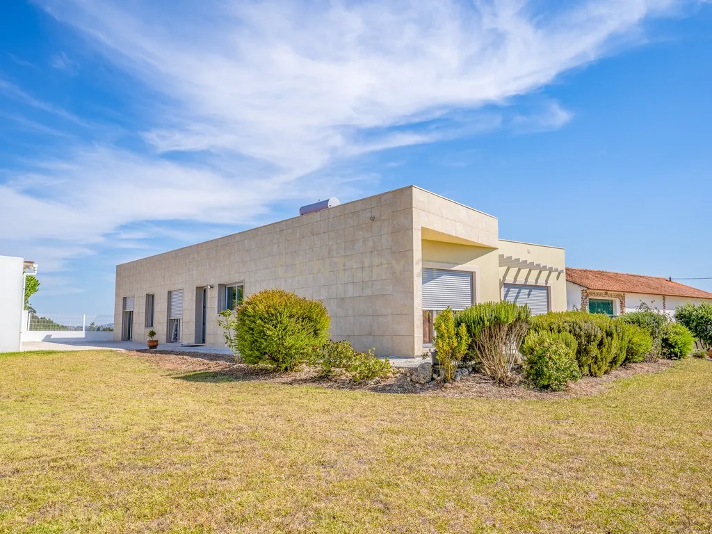 Quintinha única na vila de Gaeiras, com a vila de Óbidos no horizonte. - Image 1