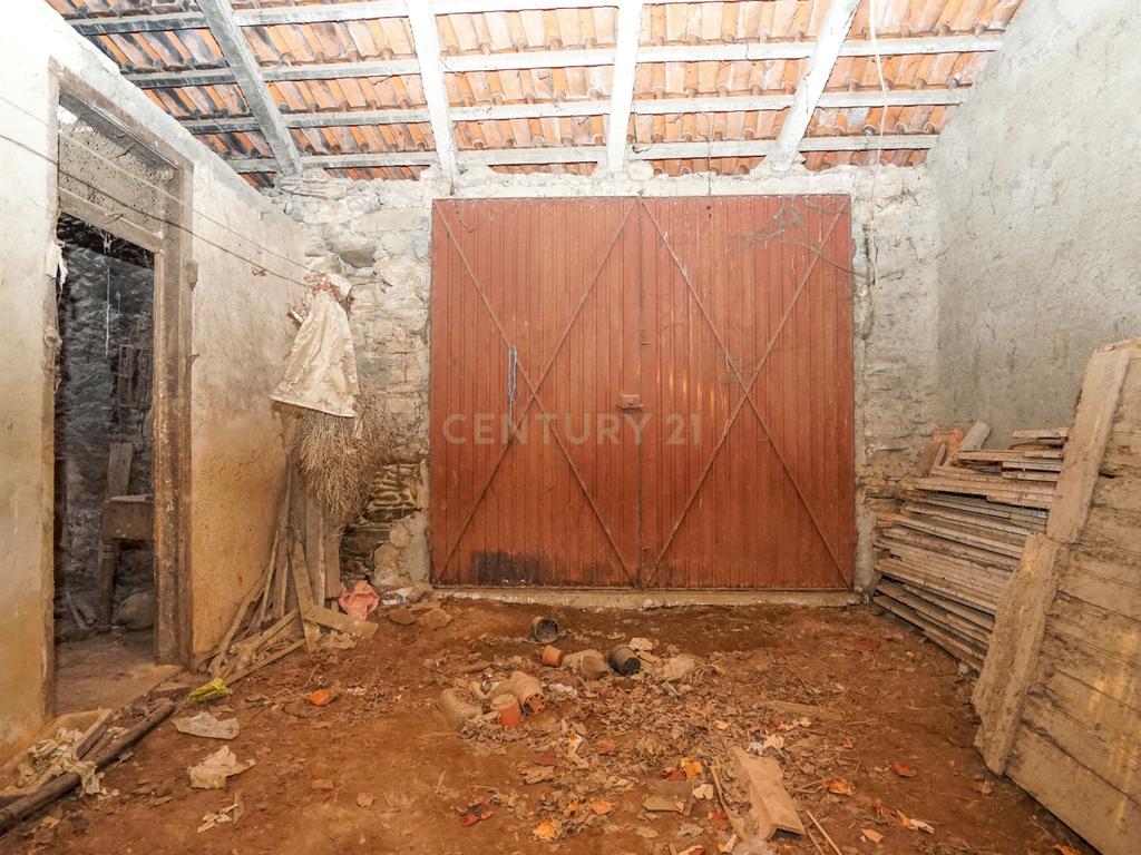 Moradia tradicional com pátio,adega,arrúmos,sotão,garagem ,terreno plano e poço numa localização exceptional a 5 min. de Lousã - Image 47