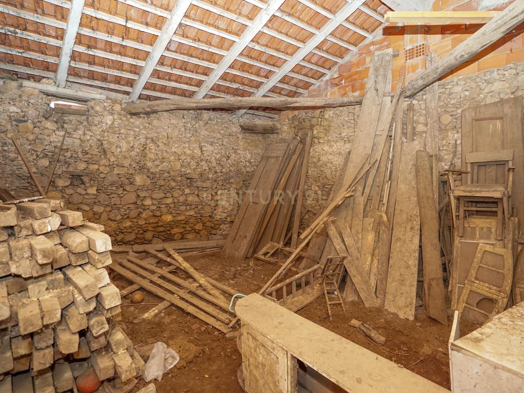 Moradia tradicional com pátio,adega,arrúmos,sotão,garagem ,terreno plano e poço numa localização exceptional a 5 min. de Lousã - Image 48