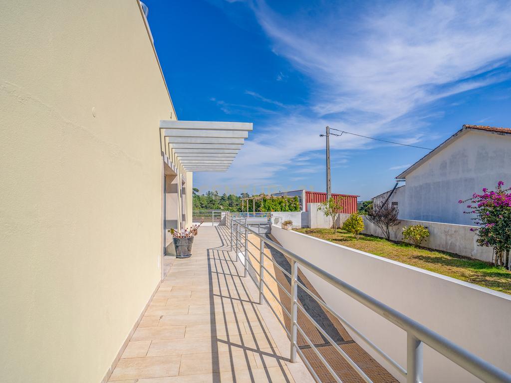 Quintinha única na vila de Gaeiras, com a vila de Óbidos no horizonte. - Image 9