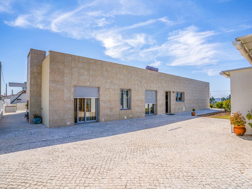 Quintinha única na vila de Gaeiras, com a vila de Óbidos no horizonte. - Image 3