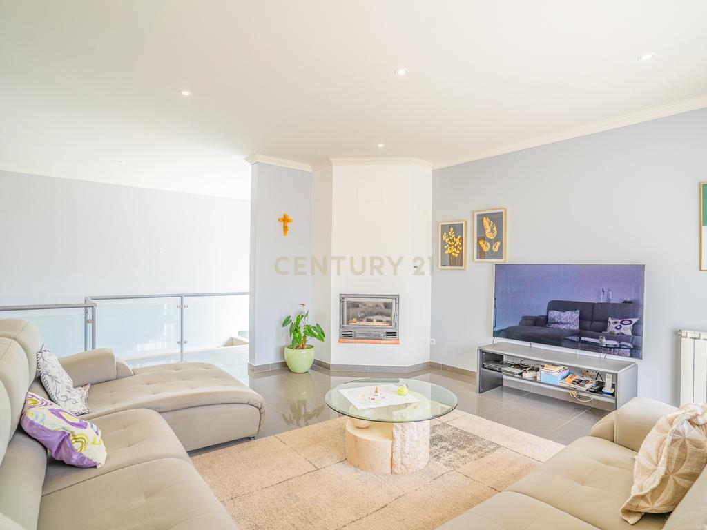 Quintinha única na vila de Gaeiras, com a vila de Óbidos no horizonte. - Image 33