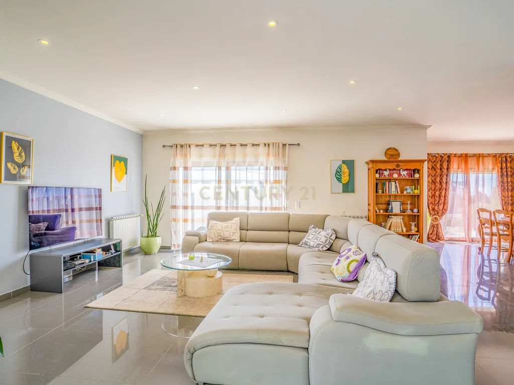 Quintinha única na vila de Gaeiras, com a vila de Óbidos no horizonte. - Image 30