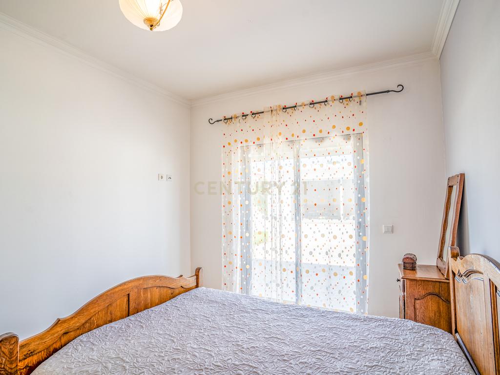 Quintinha única na vila de Gaeiras, com a vila de Óbidos no horizonte. - Image 37