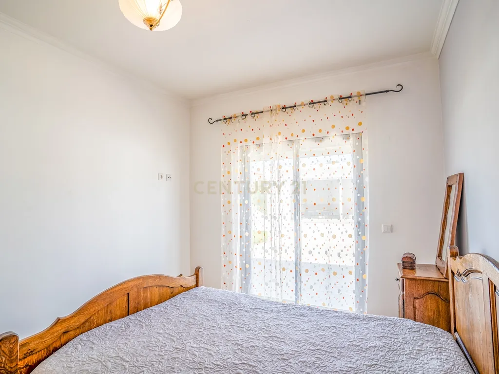 Quintinha única na vila de Gaeiras, com a vila de Óbidos no horizonte. - Image 37