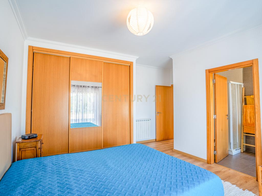 Quintinha única na vila de Gaeiras, com a vila de Óbidos no horizonte. - Image 43