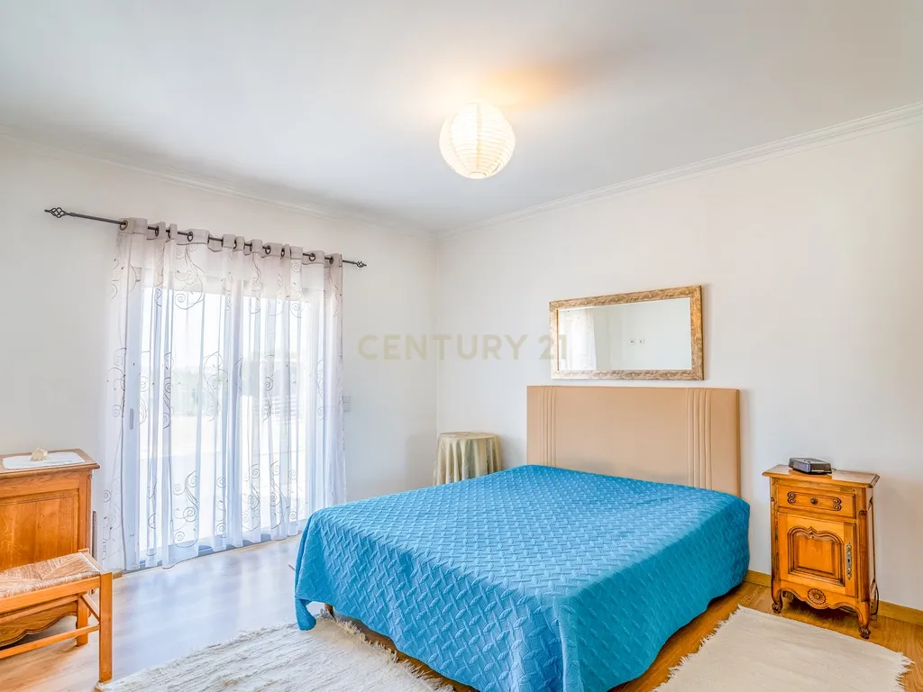 Quintinha única na vila de Gaeiras, com a vila de Óbidos no horizonte. - Image 47