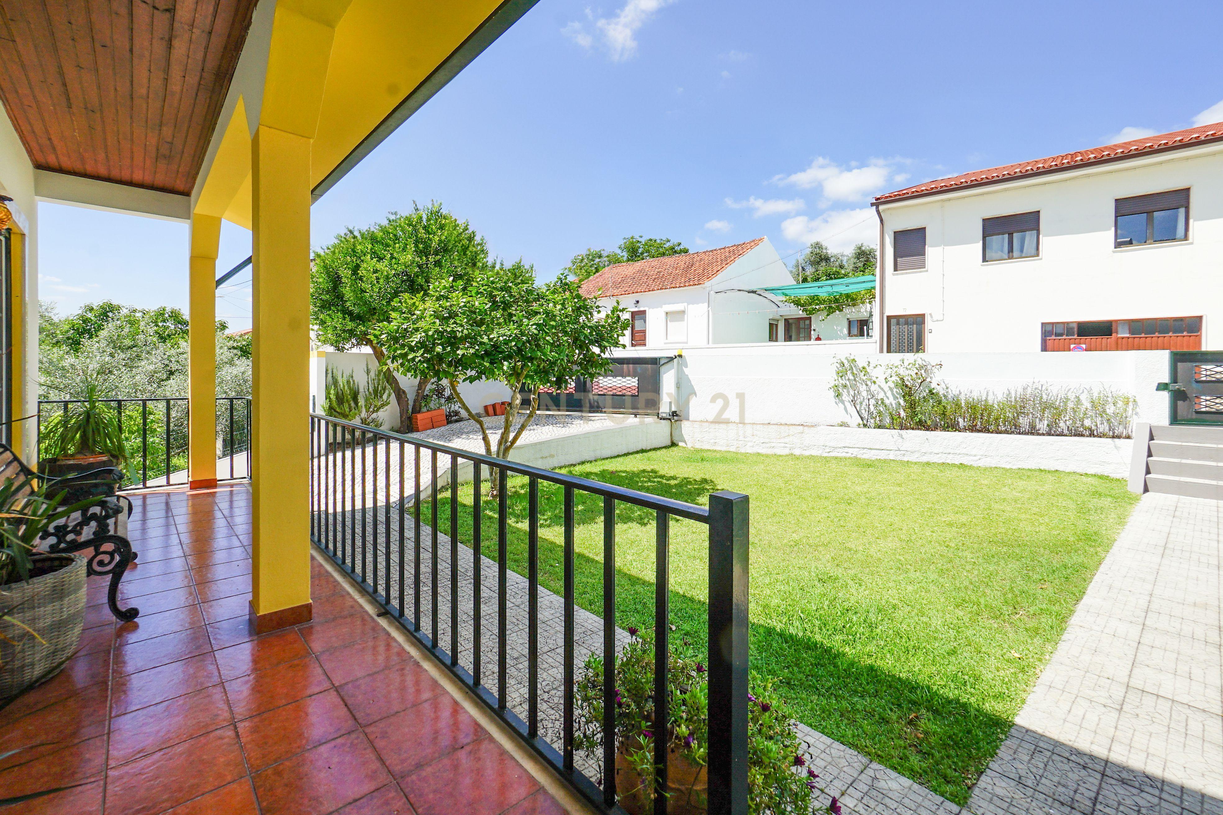 Moradia T5 com terraço, piscina, churrasco coberto, jardim, garagem e vistas boas numa localização sossegada em Lousã - Image 12