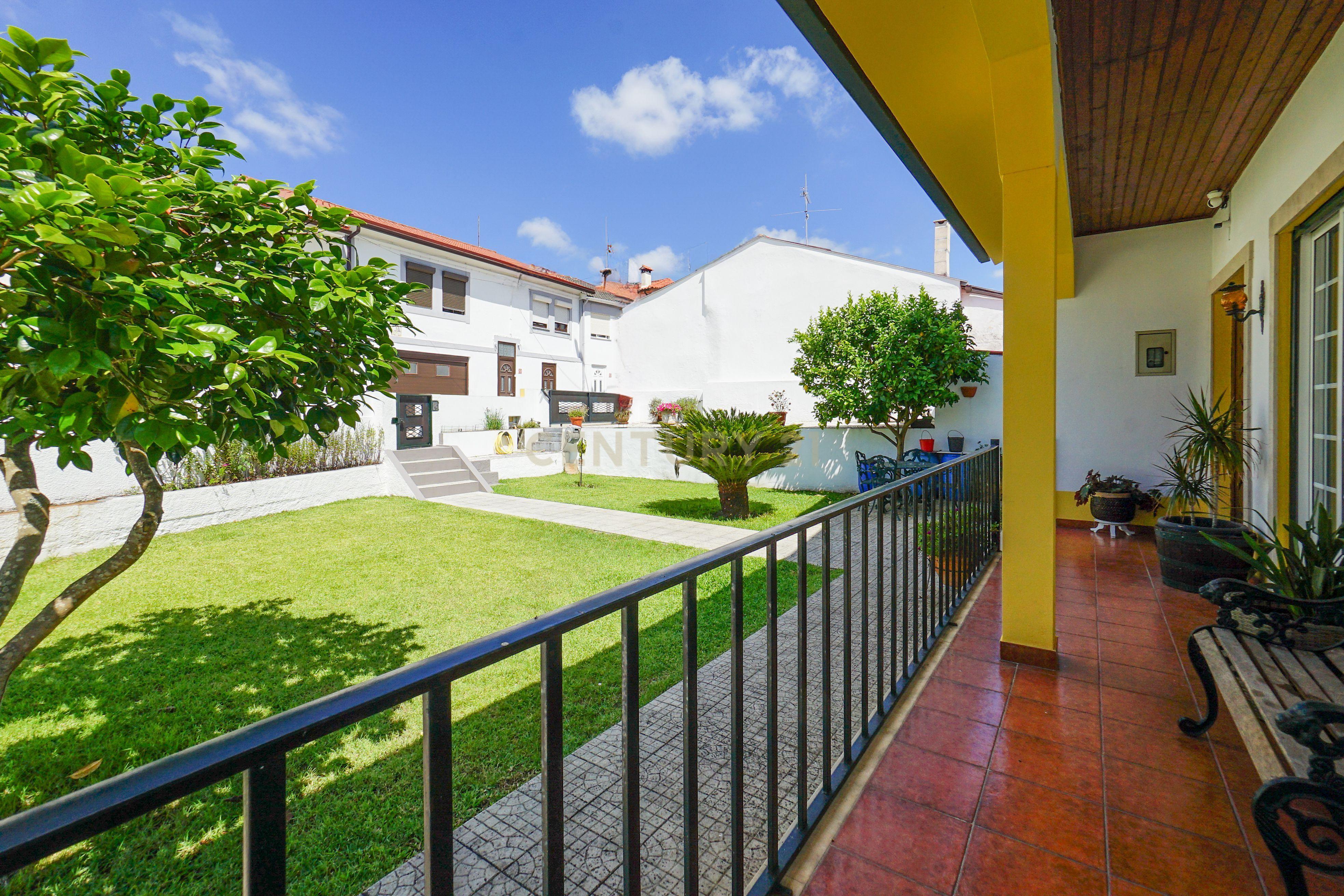 Moradia T5 com terraço, piscina, churrasco coberto, jardim, garagem e vistas boas numa localização sossegada em Lousã - Image 13