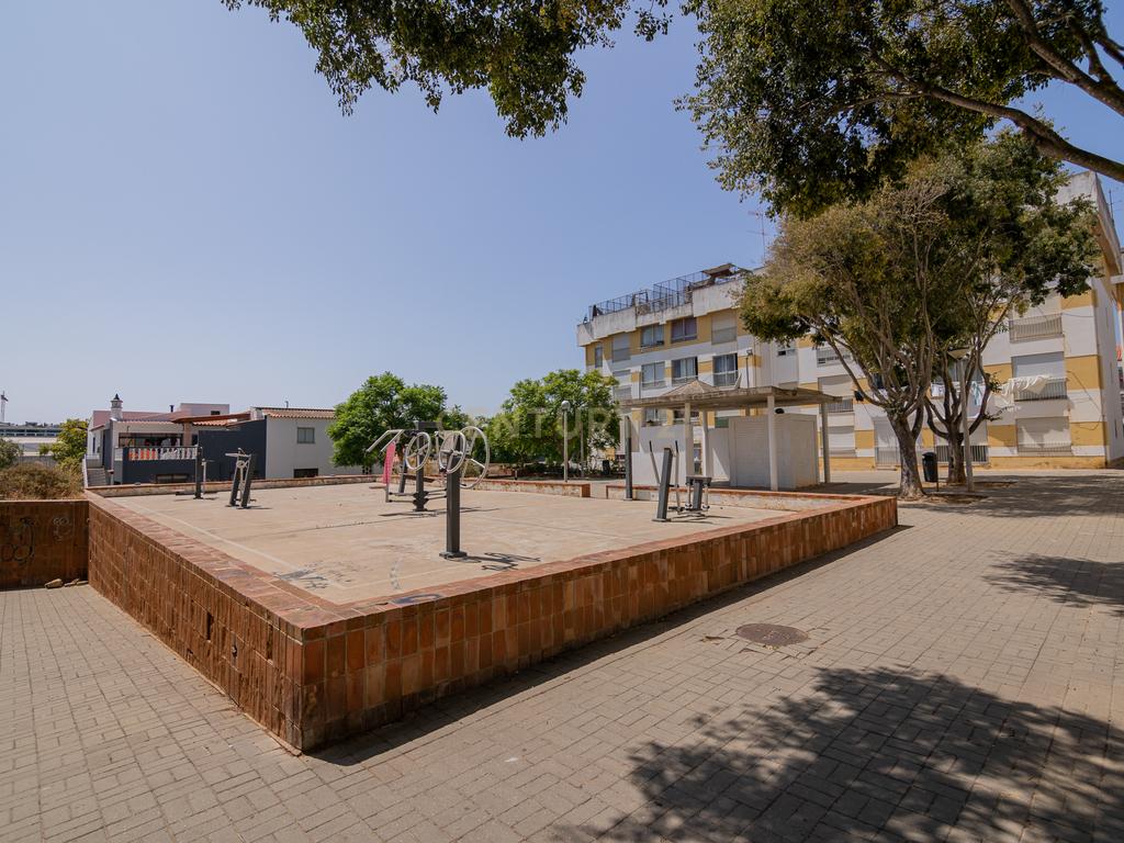 NÃO PERCA ESTA GRANDE OPORTUNIDADE! APARTAMENTO T2 COM GRANDES ÁREAS E DESPENSA, MUITO BEM LOCALIZADO PRÓXIMO DE TODAS AS COMODIDADES E SERVIÇOS E A PASSOS DAS PARADISIACAS PRAIAS DE LAGOS! - Image 29