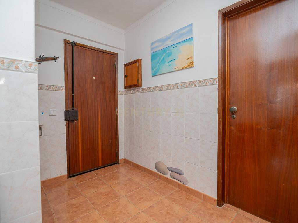 NÃO PERCA ESTA GRANDE OPORTUNIDADE! APARTAMENTO T2 COM GRANDES ÁREAS E DESPENSA, MUITO BEM LOCALIZADO PRÓXIMO DE TODAS AS COMODIDADES E SERVIÇOS E A PASSOS DAS PARADISIACAS PRAIAS DE LAGOS! - Image 2