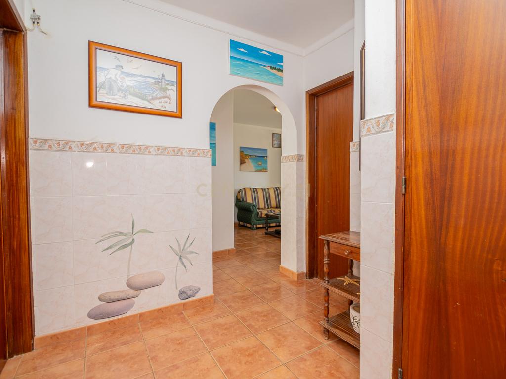 NÃO PERCA ESTA GRANDE OPORTUNIDADE! APARTAMENTO T2 COM GRANDES ÁREAS E DESPENSA, MUITO BEM LOCALIZADO PRÓXIMO DE TODAS AS COMODIDADES E SERVIÇOS E A PASSOS DAS PARADISIACAS PRAIAS DE LAGOS! - Image 3