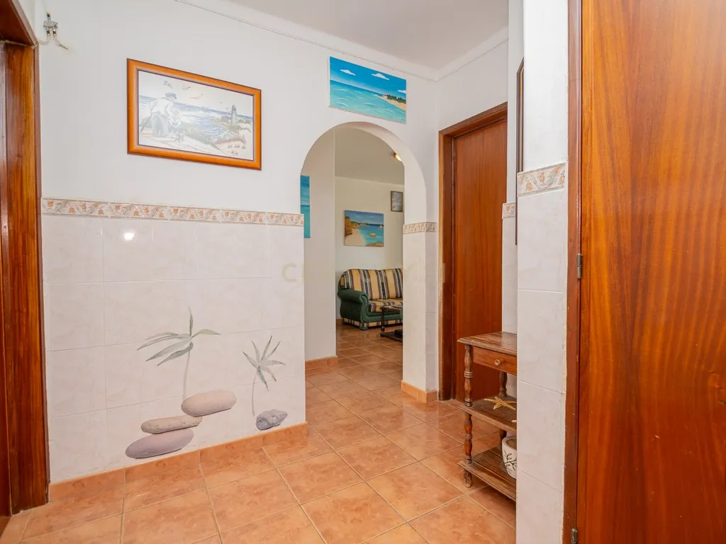 NÃO PERCA ESTA GRANDE OPORTUNIDADE! APARTAMENTO T2 COM GRANDES ÁREAS E DESPENSA, MUITO BEM LOCALIZADO PRÓXIMO DE TODAS AS COMODIDADES E SERVIÇOS E A PASSOS DAS PARADISIACAS PRAIAS DE LAGOS! - Image 3