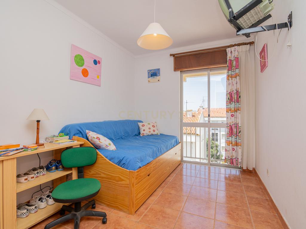 NÃO PERCA ESTA GRANDE OPORTUNIDADE! APARTAMENTO T2 COM GRANDES ÁREAS E DESPENSA, MUITO BEM LOCALIZADO PRÓXIMO DE TODAS AS COMODIDADES E SERVIÇOS E A PASSOS DAS PARADISIACAS PRAIAS DE LAGOS! - Image 14