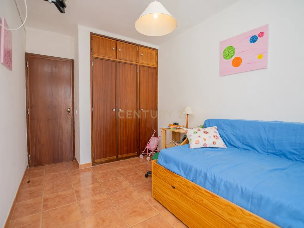 NÃO PERCA ESTA GRANDE OPORTUNIDADE! APARTAMENTO T2 COM GRANDES ÁREAS E DESPENSA, MUITO BEM LOCALIZADO PRÓXIMO DE TODAS AS COMODIDADES E SERVIÇOS E A PASSOS DAS PARADISIACAS PRAIAS DE LAGOS! - Image 13